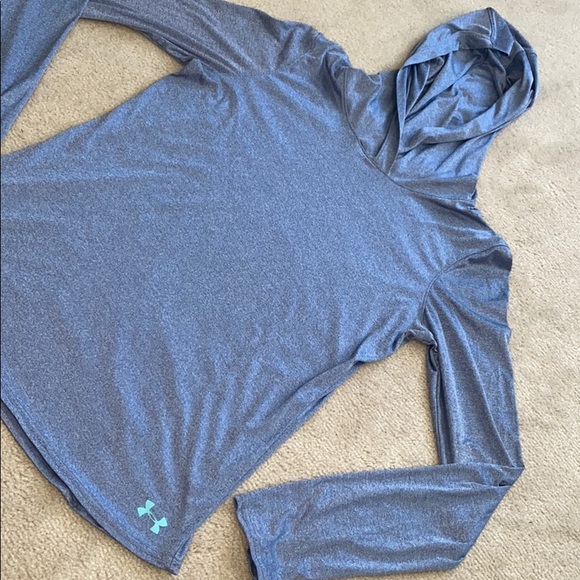 Under armour semi fitted hooded workout shirt - Picture 2 of 4